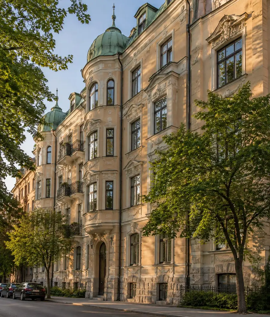 Klassisk sekelskiftesfastighet i kvällssol